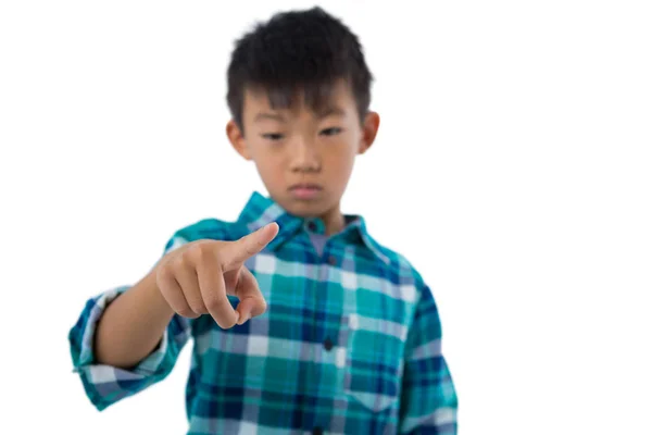 Jongen voorwenden om een onzichtbare touchscreen — Stockfoto