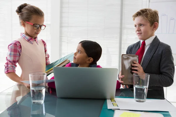 Kinderen als bedrijfsleiders interactie — Stockfoto