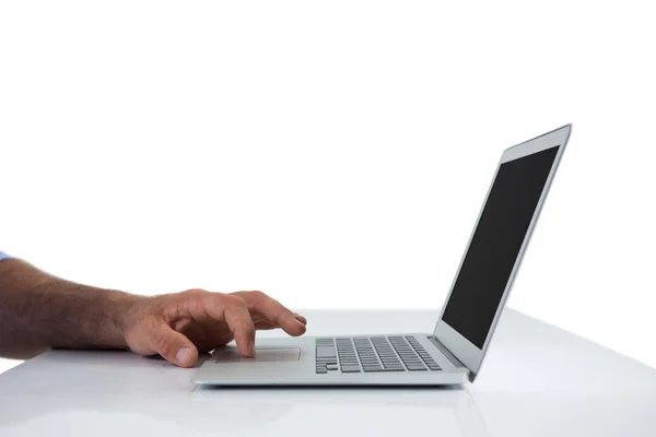 Executivo masculino usando laptop na mesa — Fotografia de Stock