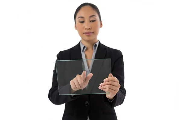 Executivo feminino usando um tablet de vidro — Fotografia de Stock