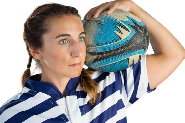 Jogador feminino segurando bola de rugby — Fotografia de Stock