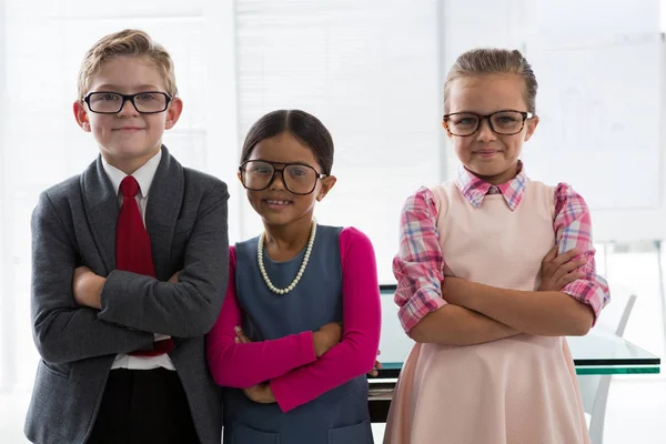 Bambini come dirigenti d'azienda sorridenti — Foto Stock