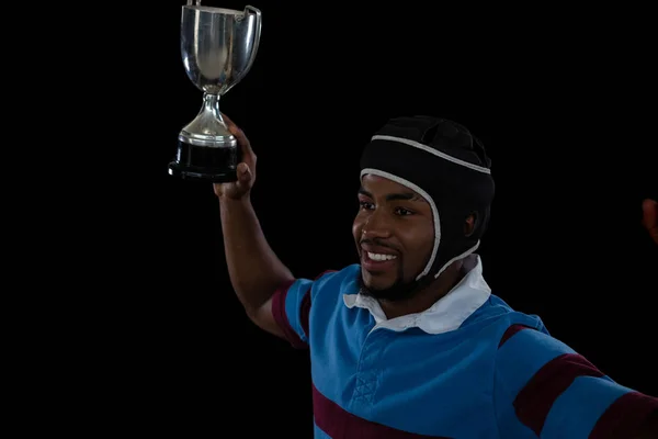 Jogador de rugby segurando troféu — Fotografia de Stock