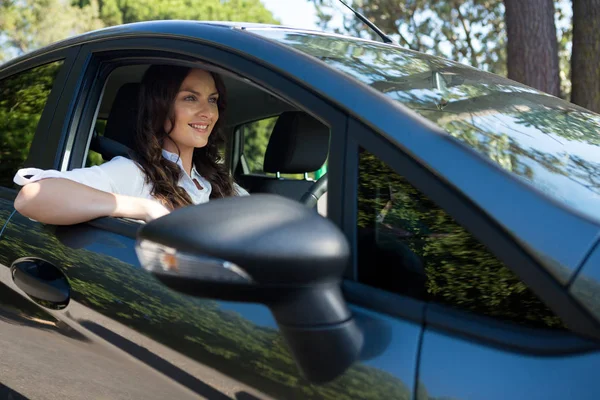 Sorrindo Mulher dirigindo um carro — Fotografia de Stock