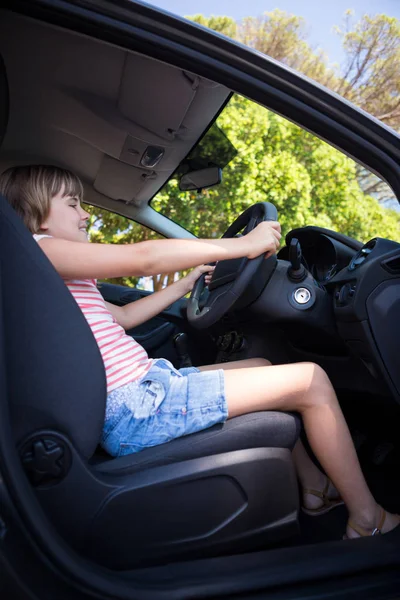 Adolescente menina dirigindo um carro — Fotografia de Stock