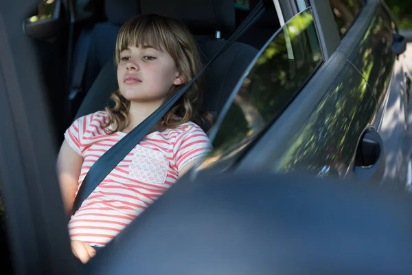 Arabanın arka koltuğunda genç kız — Stok fotoğraf