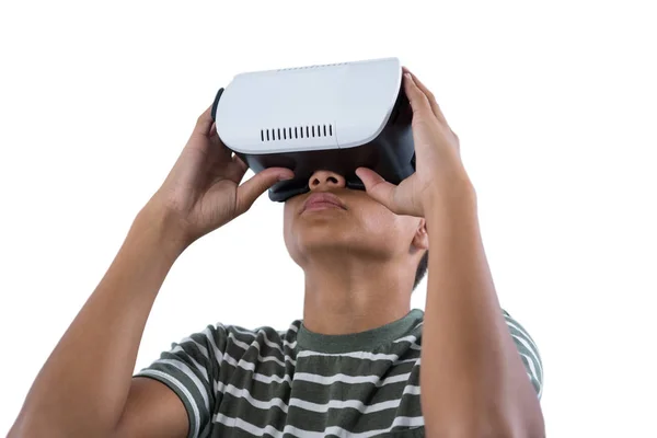 Menino adolescente usando fone de ouvido de realidade virtual — Fotografia de Stock