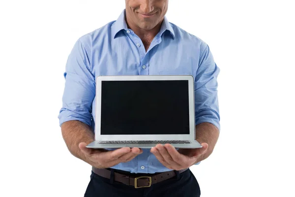 Masculino executivo segurando laptop — Fotografia de Stock