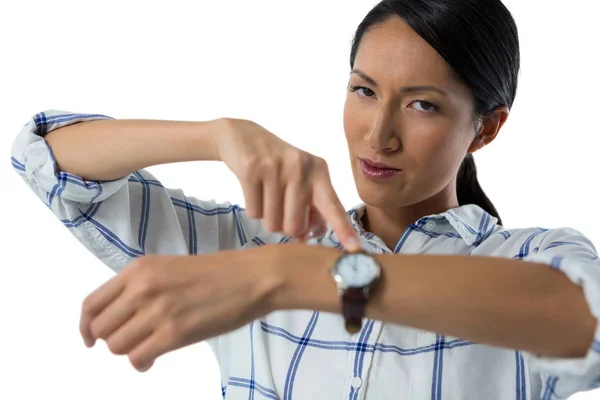 Femme cadre pointant vers sa montre-bracelet — Photo