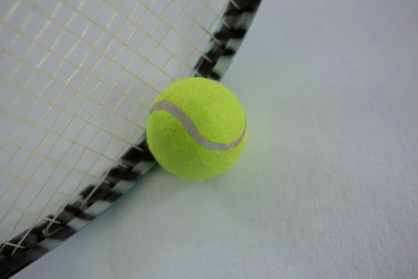 Zár-megjelöl-ból teniszlabda mellett ütő — Stock Fotó