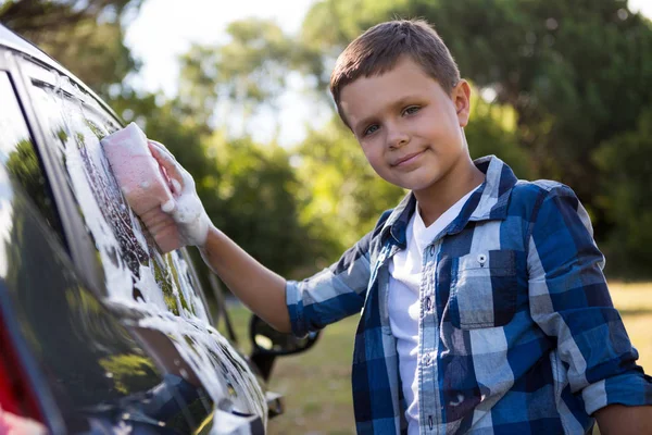 Adolescente menino lavar um carro — Fotografia de Stock