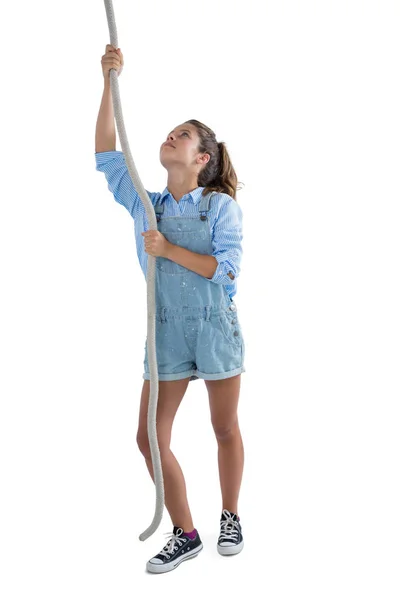 Девочка-подросток взбирается по веревке — стоковое фото