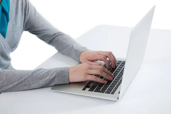 Teenager Mädchen mit Laptop — Stockfoto