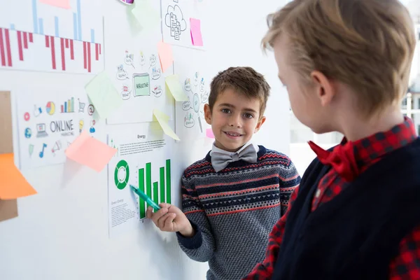 Kinderen als leidinggevenden bespreken — Stockfoto