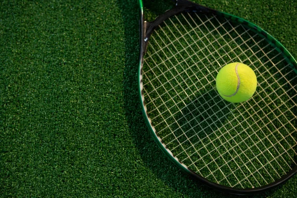 Vista de ángulo alto de la pelota de tenis en raqueta —  Fotos de Stock