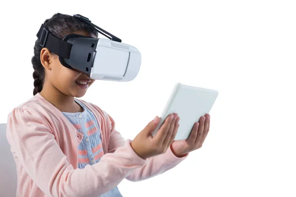 Menina usando fone de ouvido realidade virtual e tablet — Fotografia de Stock