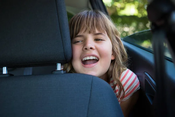 Chica adolescente sentada en el asiento trasero del coche — Foto de Stock