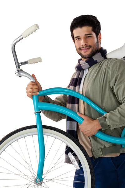 Uomo sorridente che porta una bicicletta — Foto Stock