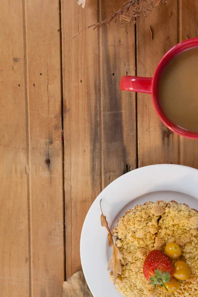 Тарелка для завтрака с кружкой кофе на столе — стоковое фото