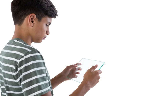 Tiener met behulp van een digitaal tablet van glas — Stockfoto