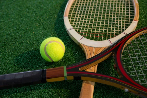 Raqueta de madera con pelota de tenis —  Fotos de Stock