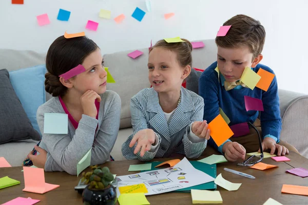 Kinderen als bedrijfsleiders met sticky notes — Stockfoto
