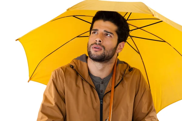 Человек, стоящий под зонтиком — стоковое фото