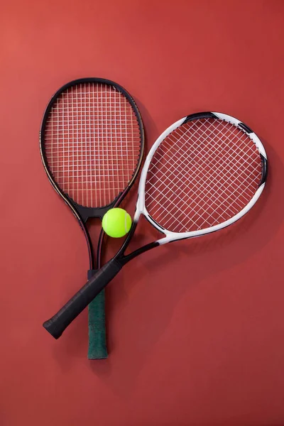 Tennis ball amidst rackets — Stock Photo, Image