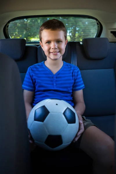 Adolescente com futebol no carro — Fotografia de Stock