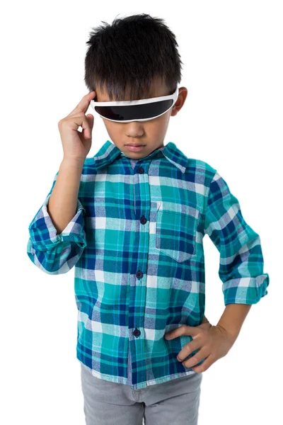Niño usando gafas de realidad virtual — Foto de Stock