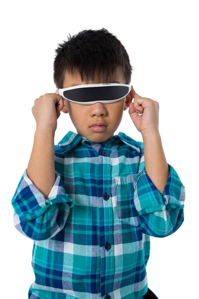 Niño usando gafas de realidad virtual —  Fotos de Stock