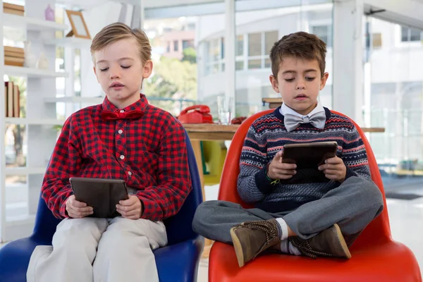 Crianças como executivos de negócios usando tablet — Fotografia de Stock
