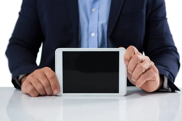 Homem de negócios mostrando tablet — Fotografia de Stock