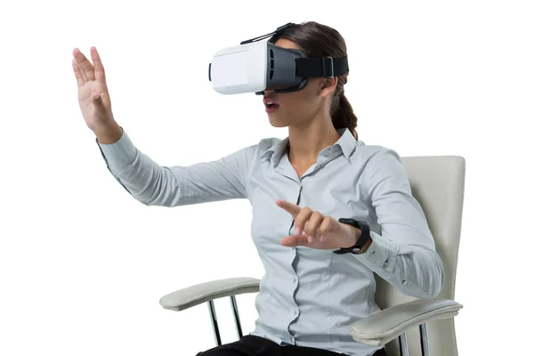 Executivo feminino usando fone de ouvido realidade virtual — Fotografia de Stock