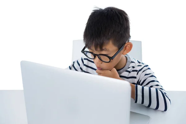 Dizüstü bilgisayar kullanan çocuk — Stok fotoğraf
