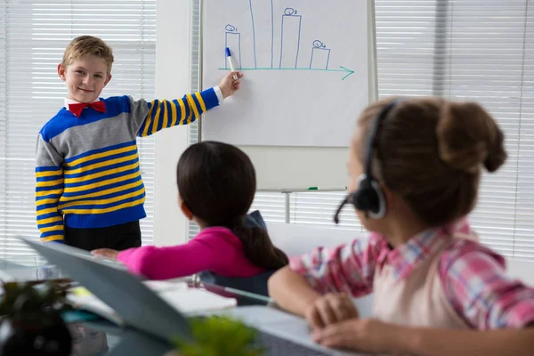 Pojke som business executive presenterar — Stockfoto