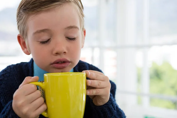 Niño como ejecutivo de negocios sosteniendo taza de café —  Fotos de Stock