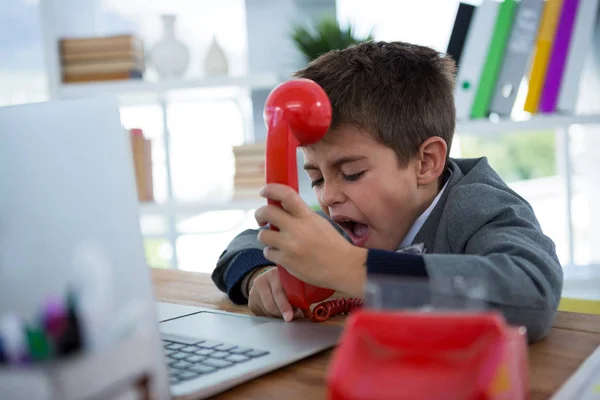 Boy als business executive praten over telefoon — Stockfoto