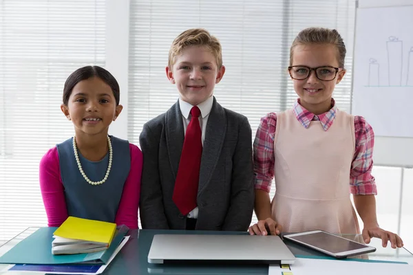 Niños como ejecutivo de negocios sonriendo —  Fotos de Stock