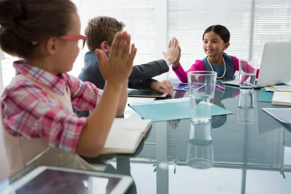 Kinderen als bedrijfsleiders interactie — Stockfoto