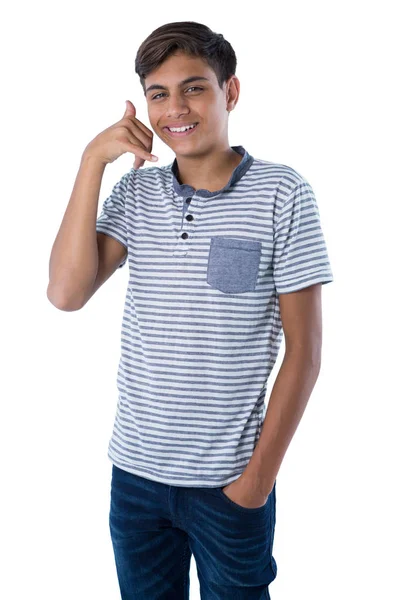 Dospívající chlapec, předstírá, že mluví o mobilní telefon — Stock fotografie