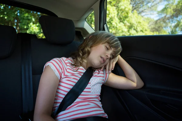 Tenåringsjente som sover i baksetet på bilen – stockfoto