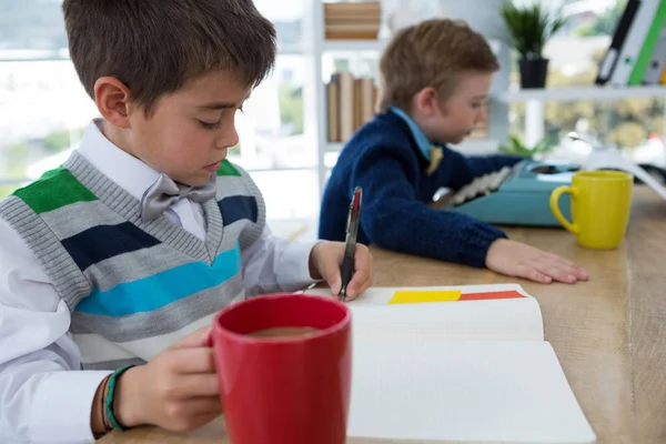 Boy als business executive bedrijf koffie mok — Stockfoto