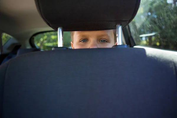 Adolescent garçon assis dans voiture — Photo