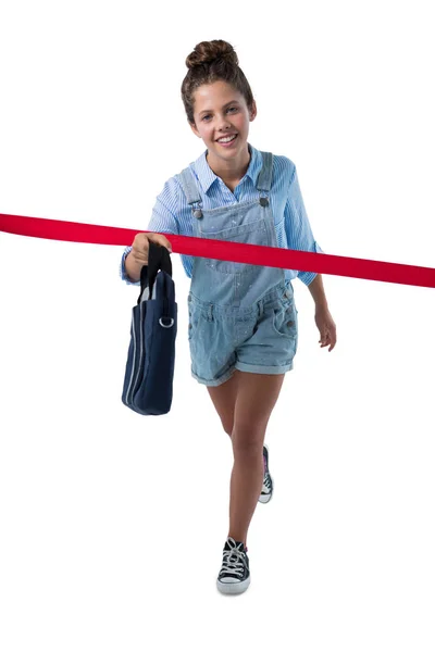 Adolescente menina cruzamento linha de acabamento com saco — Fotografia de Stock