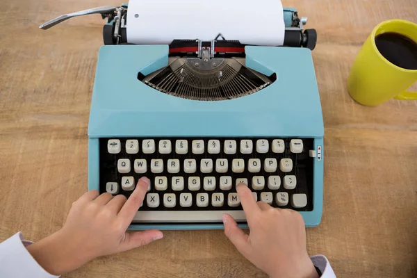 Ragazzo come dirigente d'azienda utilizzando la macchina da scrivere — Foto Stock