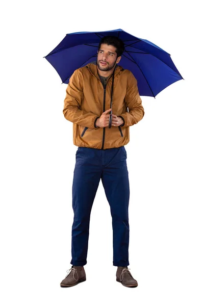 Hombre de pie bajo el paraguas — Foto de Stock