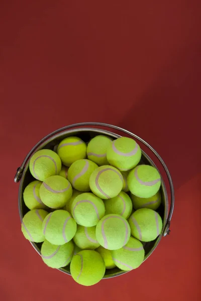 Kulki fluorescencyjne żółty tenis w wiaderku — Zdjęcie stockowe