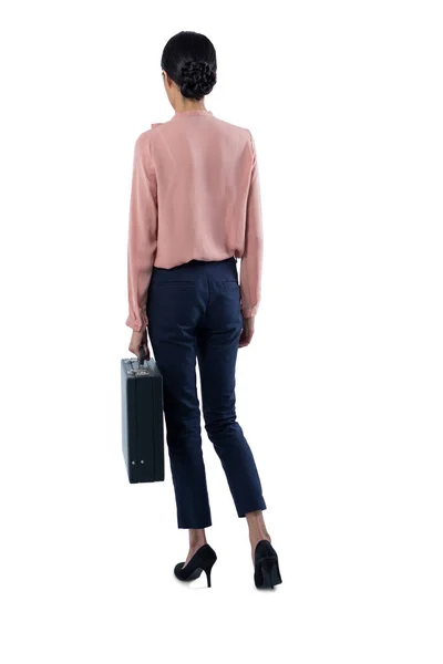 Esecutivo femminile in piedi con valigetta — Foto Stock