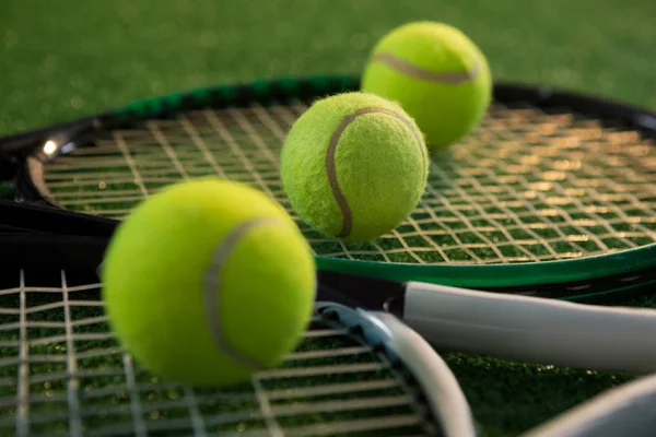 Теннисные мячи с ракетками — стоковое фото